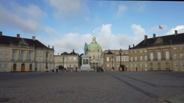 Kopenhag, Danimarka. Ekim 2022. Şehir merkezindeki Amalienborg Slotsplad meydanının panoramik görüntüsü