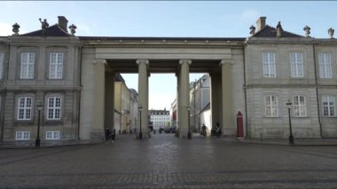 Kopenhag, Danimarka. Ekim 2022. Şehir merkezindeki Amalienborg Slotsplad meydanının panoramik görüntüsü