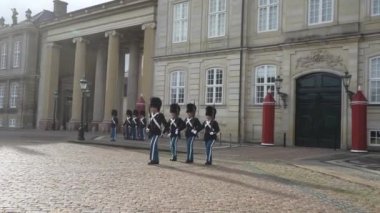 Kopenhag, Danimarka. Ekim 2022. Şehir merkezindeki 7. Hıristiyan Sarayı 'nın (Moltke' nin Sarayı) önünde nöbet değişimi