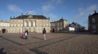Kopenhag, Danimarka. Ekim 2022. Şehir merkezindeki Amalienborg Slotsplad meydanının panoramik görüntüsü