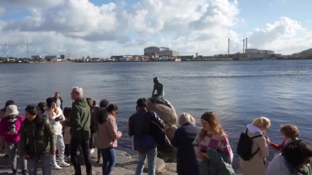 デンマークのコペンハーゲン 2022年10月市内中心部の小さな人魚像の前で写真を撮る観光客のグループ — ストック動画