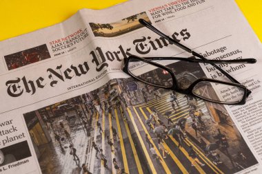 Viyana, Avusturya. Eylül 2022 New York Times gazetesinin üstünde bir çift gözlük.