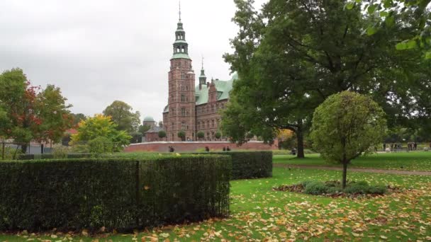 デンマークのコペンハーゲン 2022年10月 市内中心部には ローゼンボルグ城 庭園付きオランダルネッサンス宮殿 ガイド付きツアー 王冠の宝石を収容する博物館があります — ストック動画