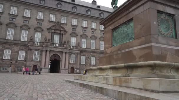 デンマークのコペンハーゲン 2022年10月 市内中心部のクリスチャンボーグ宮殿前にあるフレデリック7世の騎馬像 — ストック動画