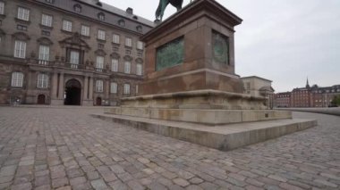 Kopenhag, Danimarka. Ekim 2022 'de şehir merkezindeki Christiansborg Sarayı' nın önündeki Frederick VII 'nin binicilik heykeli