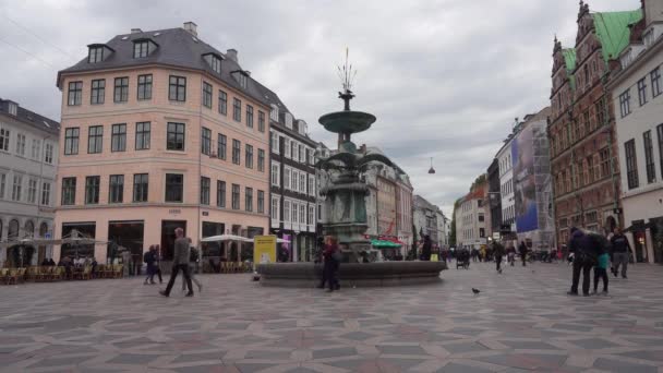デンマークのコペンハーゲン 2022年10月市内中心部のAmgertorv広場の店舗の噴水 — ストック動画