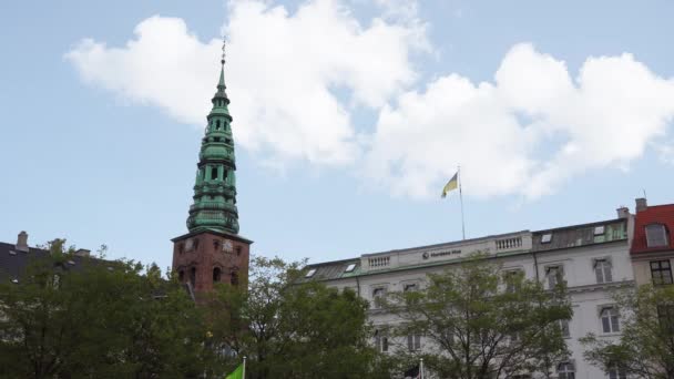 Copenhagen Denmark October 2022 Ukrainian Flag Flies Roof Nordic Council — Stock Video