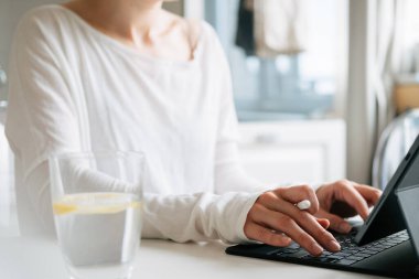 Kadın el yazısını kapat. Laptop kullanan bir kadın. Serbest meslek, bilgisayar işi kavramı.