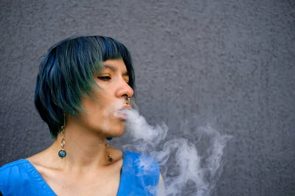 Retrato Una Joven Sexy Fumando Sobre Fondo Pared Gris — Foto de Stock