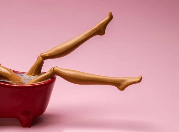 Plastik Oyuncak Bebeğin Pürüzsüz Bacaklarını Pembe Arka Planda Kırmızı Sıcak — Stok fotoğraf