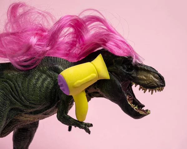 Dinosaurio Con Pelo Largo Rizado Rosa Sostiene Secador Pelo Salón — Foto de Stock