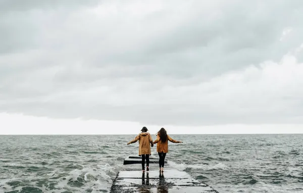 Pareja Enamorada Corre Largo Costa Durante Una Tormenta Historia Amor — Foto de Stock