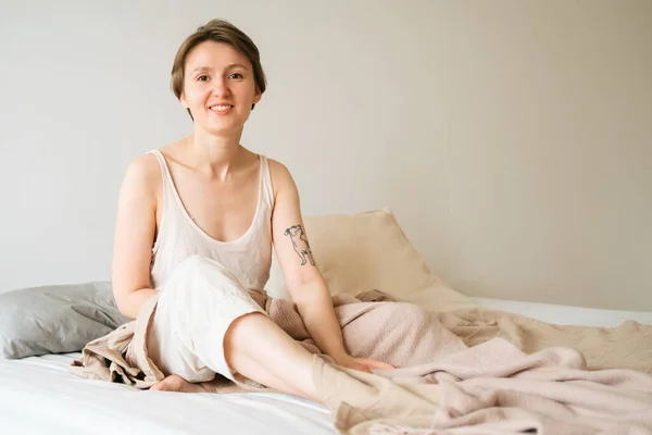 Heureuse Jeune Femme Bonne Santé Étirant Assise Dans Son Lit — Photo