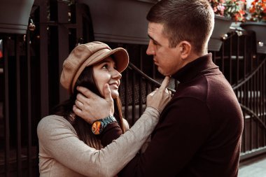 Genç bir adam ve kadın birbirlerine dokunuyorlar. Romantik çift dışarıda..