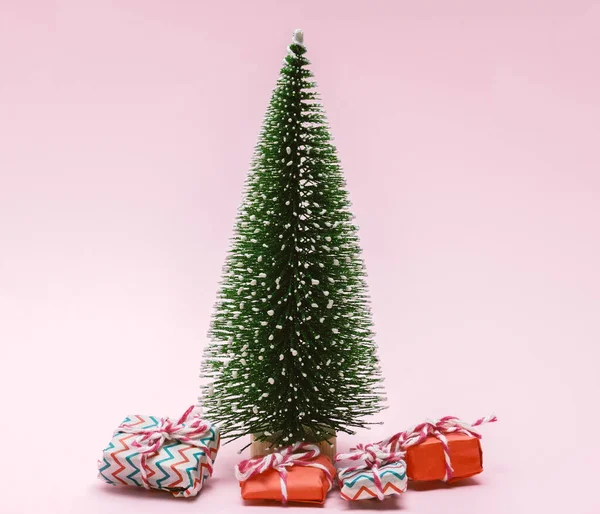 Bola Árbol Navidad Con Cajas Regalo Sobre Fondo Rosa — Foto de Stock
