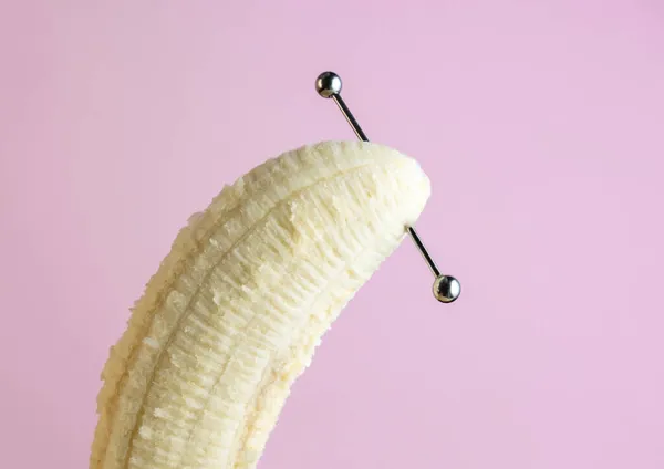 Delme desenli muz. Asgari piercing kavramı.