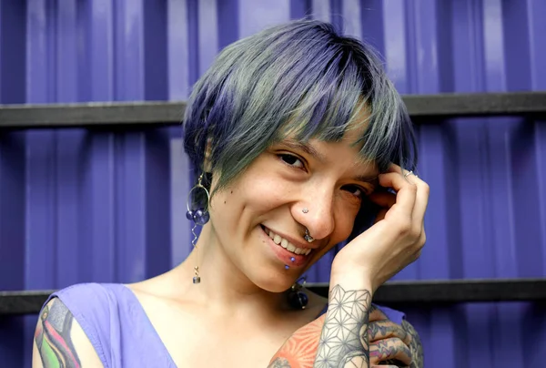 Menekşe arkaplanda kısa menekşe saçlı güzel bir genç kadın..