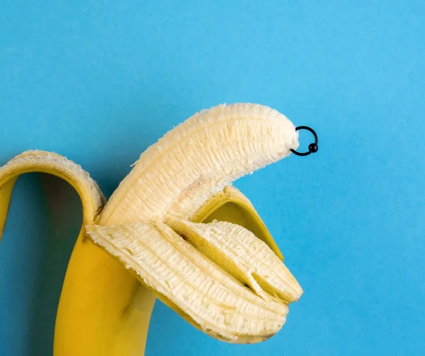 Banán Piercing Dekorációval Minimális Piercing Koncepció — Stock Fotó