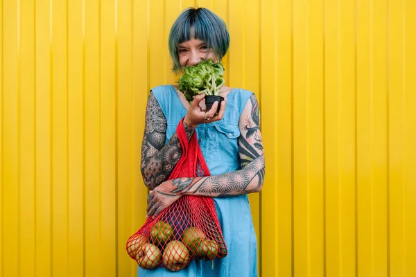Joven Hermosa Mujer Vestido Azul Sostiene Lechuga Comprador Con Verduras — Foto de Stock