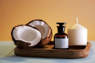 Hindistan cevizli spa kompozisyonu, kozmetik ürünü şişeyi ve beyaz mumu ahşap tepside taklit et..