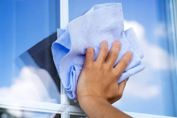 女の子は窓を洗って掃除してる. — ストック写真