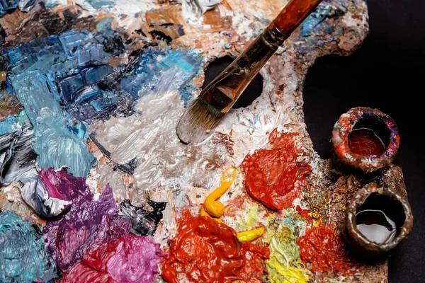 Spazzola mescolando colori brillanti da strati in rilievo di vernici ad olio — Foto Stock