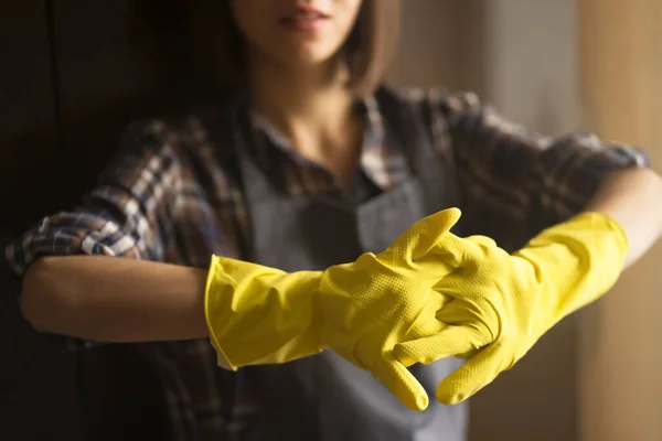 Sarı lastik eldivenli bir kadın ev işi yapar. — Stok fotoğraf