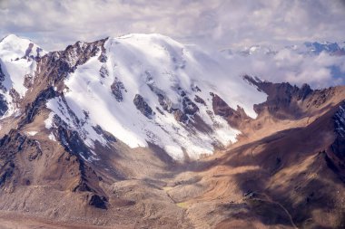 Gün batımında güzel karlı dağlar.