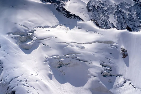 Prachtige besneeuwde bergen met ijsscheuren. — Stockfoto