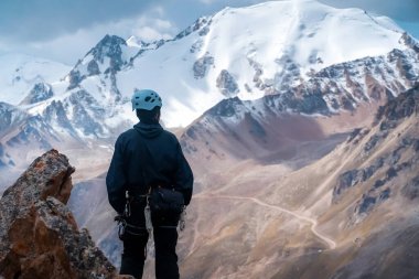 İnsanlar tırmanıyor, dağlara tırmanıyor..