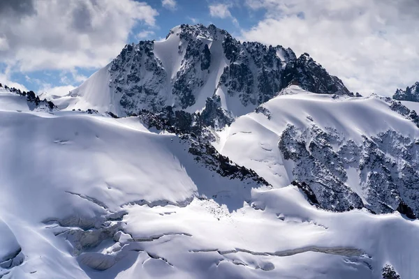 Hermosas montañas nevadas con grietas de hielo. — Foto de Stock