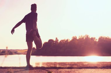 Sporcu koşmadan önce ısınır..