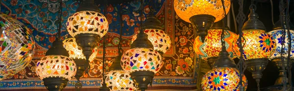 На базарі висять східні лампи різних кольорів і розмірів.. — стокове фото