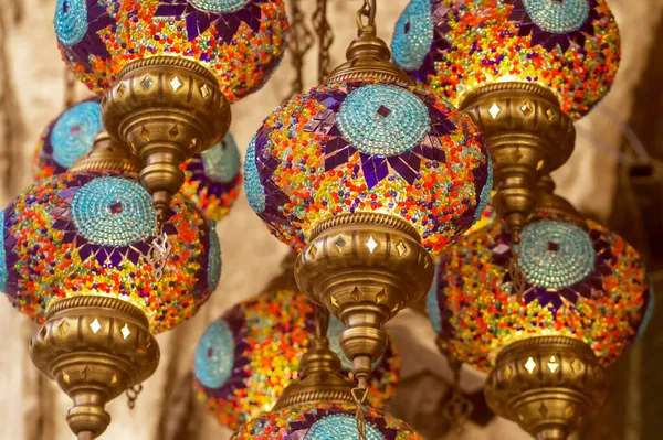 Lambas do Oriente Médio de diferentes cores e tamanhos estão pendurados no bazar. — Fotografia de Stock