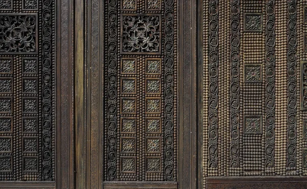 Escultura em madeira bonita, porta artesanal em estilo oriental muçulmano. — Fotografia de Stock