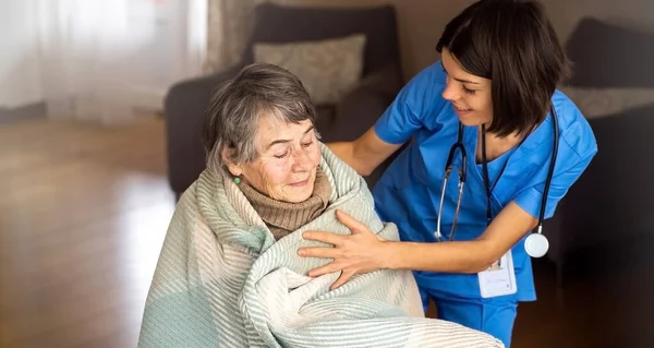 Mulher aposentada feliz e confiança entre médico e paciente. — Fotografia de Stock