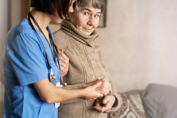 Mulher aposentada feliz e confiança entre médico e paciente. — Fotografia de Stock