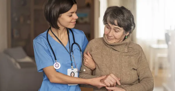 Mutlu emekli kadın ve doktor ve hasta arasındaki güven. 