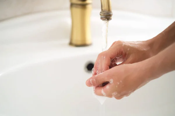 Woman is washing her hands. — Stock Photo, Image