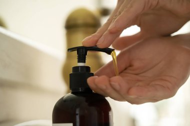 Kız ellerini sabunla yıkıyor..