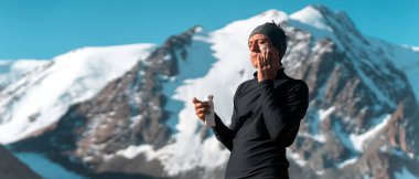 Gezgin yüzüne güneş kremi sürüyor..