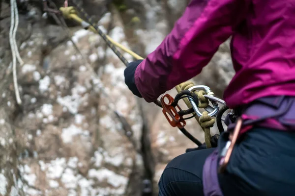 Chica con equipo de montañismo al aire libre. — Foto de Stock