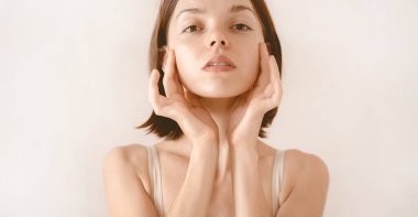 Kız cilt sağlığıyla ve güzelliğiyle ilgilenir..