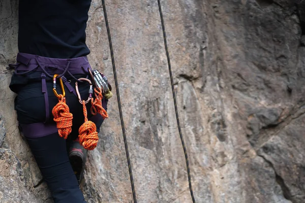 Chica está subiendo en las montañas con una cuerda. — Foto de Stock