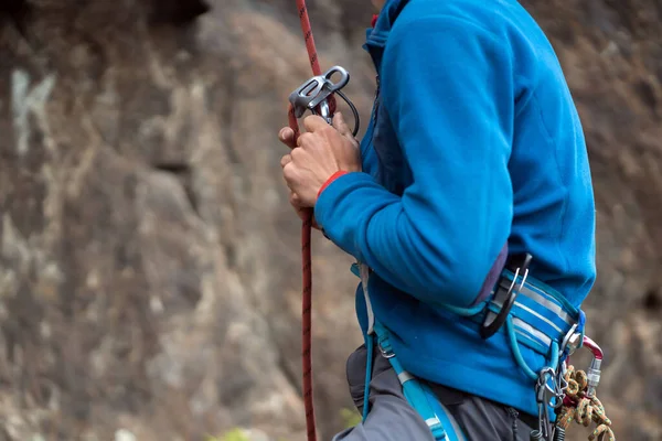 男は山に登って訓練してる. — ストック写真