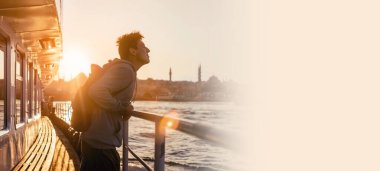 İstanbul kıyılarına giden feribotla gezen genç bir adam,