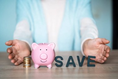 Kız birikimlerini kumbaraya yatırıyor..