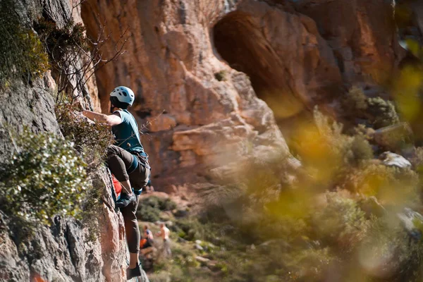 İnsanlar tırmanıyor, dağlarda yürüyüş yapıyor..