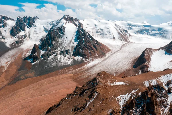 Vue avec les montagnes de neige et le glacier. — Photo