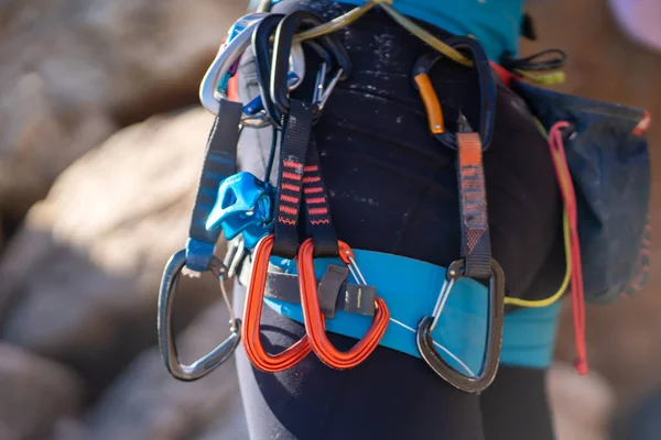 El hombre está escalando, haciendo senderismo en las montañas. — Foto de Stock